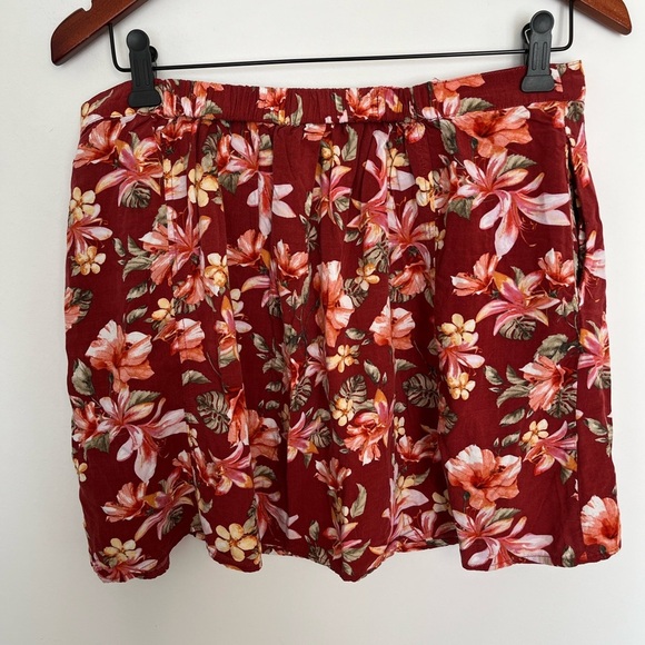 5/20$ Garage Floral Skirt with Red and Orange Blooms with pockets size large - Picture 2 of 5